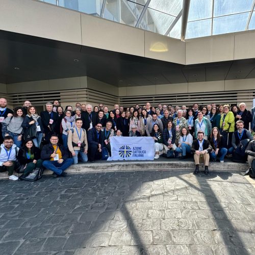 Nella foto, la numerosa “delegazione” di donne e uomini di Ac al Sinodo delle Chiese in Italia