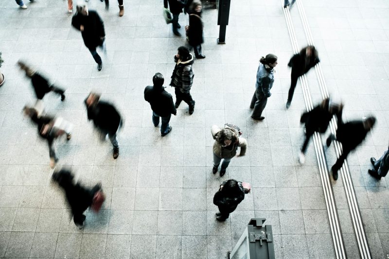persone che camminano